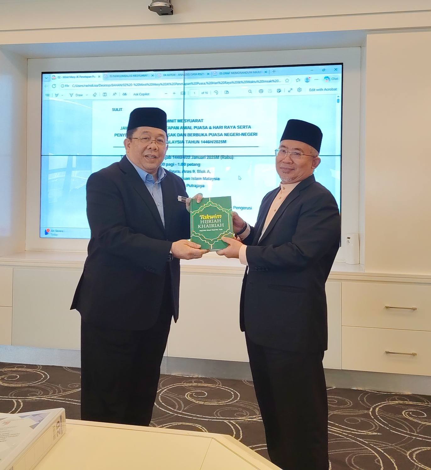 Penyampaian Buku Takwim Hijrah Khairiah Karya Ulung Allahyarham Tuan Haji Mohd Khir bin Mohd Taib